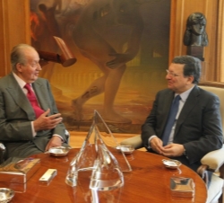Don Juan Carlos conversa con el Presidente de la Comisión Europea, en el transcurso del encuentro que mantuvieron en el Palacio de La Zarzuela